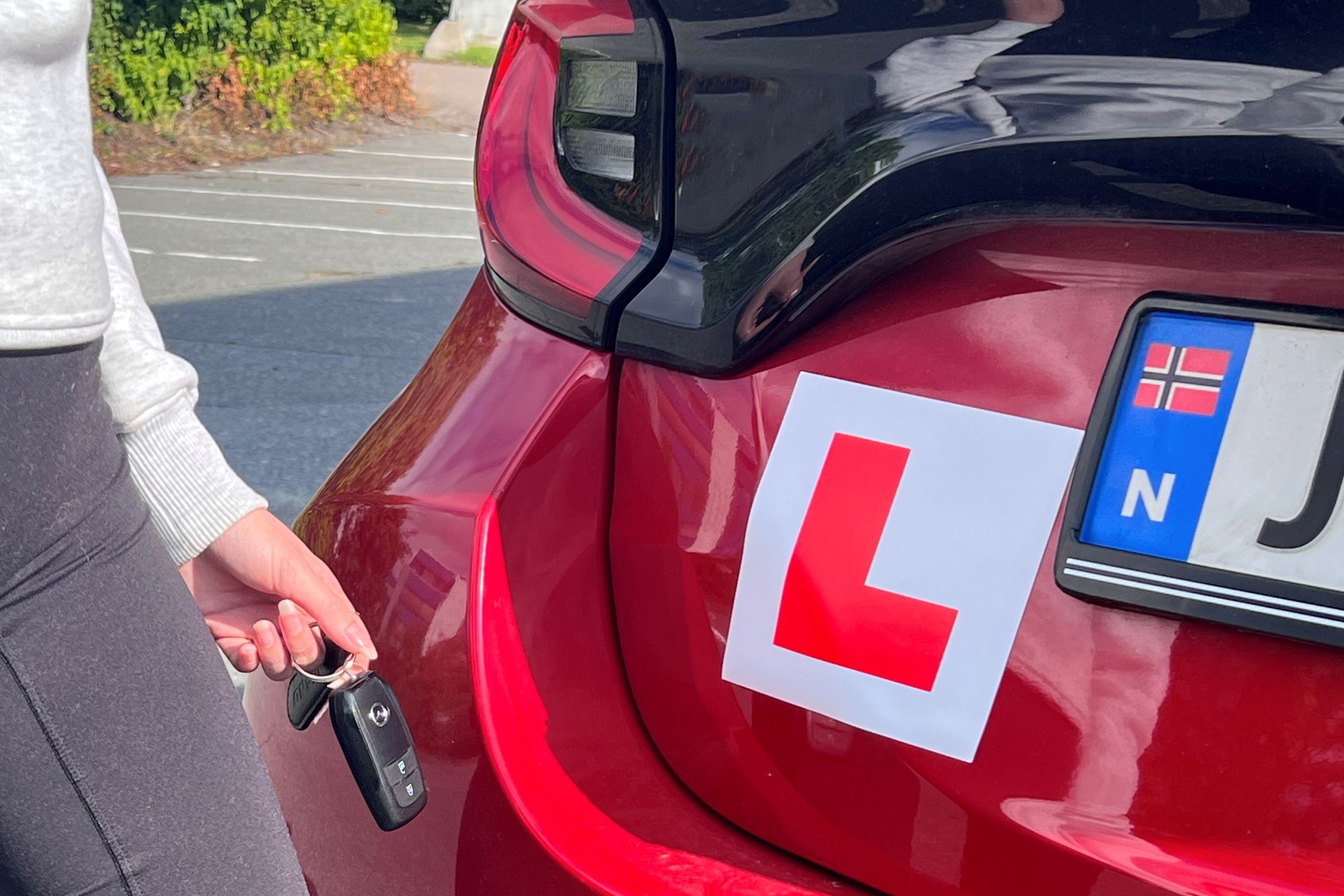 ØV MYE: I Norge må du ha fylt 16 år og bestått trafikalt grunnkurs før du kan begynne å øvelseskjøre. Under øvelseskjøringen må bilen ha en tydelig "L" bak, og et et eget speil til ledsageren. (Foto: ung.no)