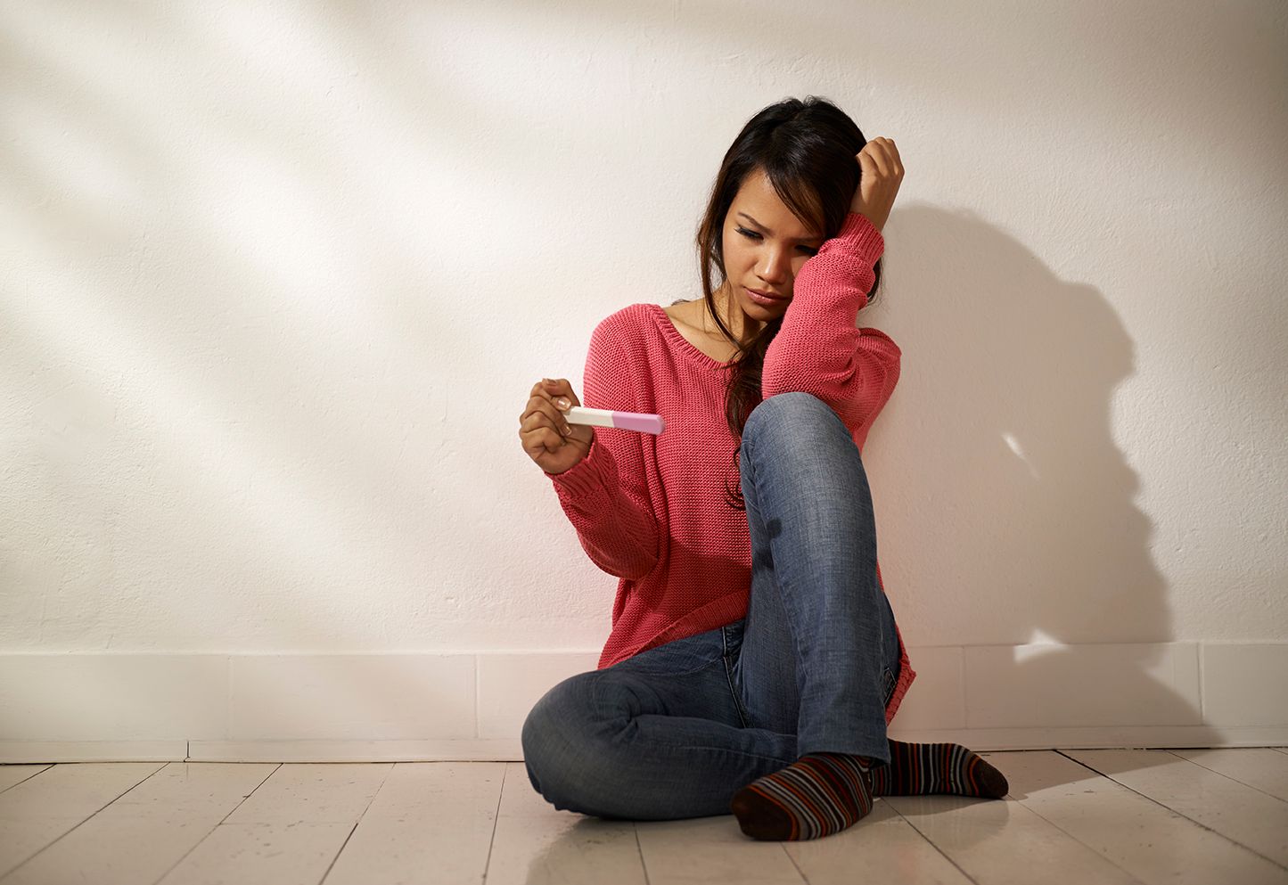 Jente har tatt graviditetstest og venter på svar om hun er gravid eller ikke