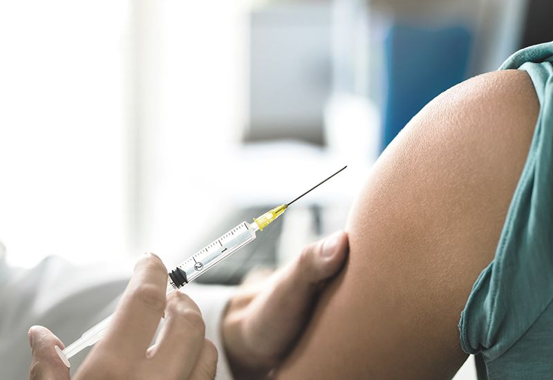 Pasient får Vaksine hos legen (colourbox.com)