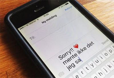 Bilde av en mobilskjerm hvor det står: Sorry!! Mente ikke det jeg sa
