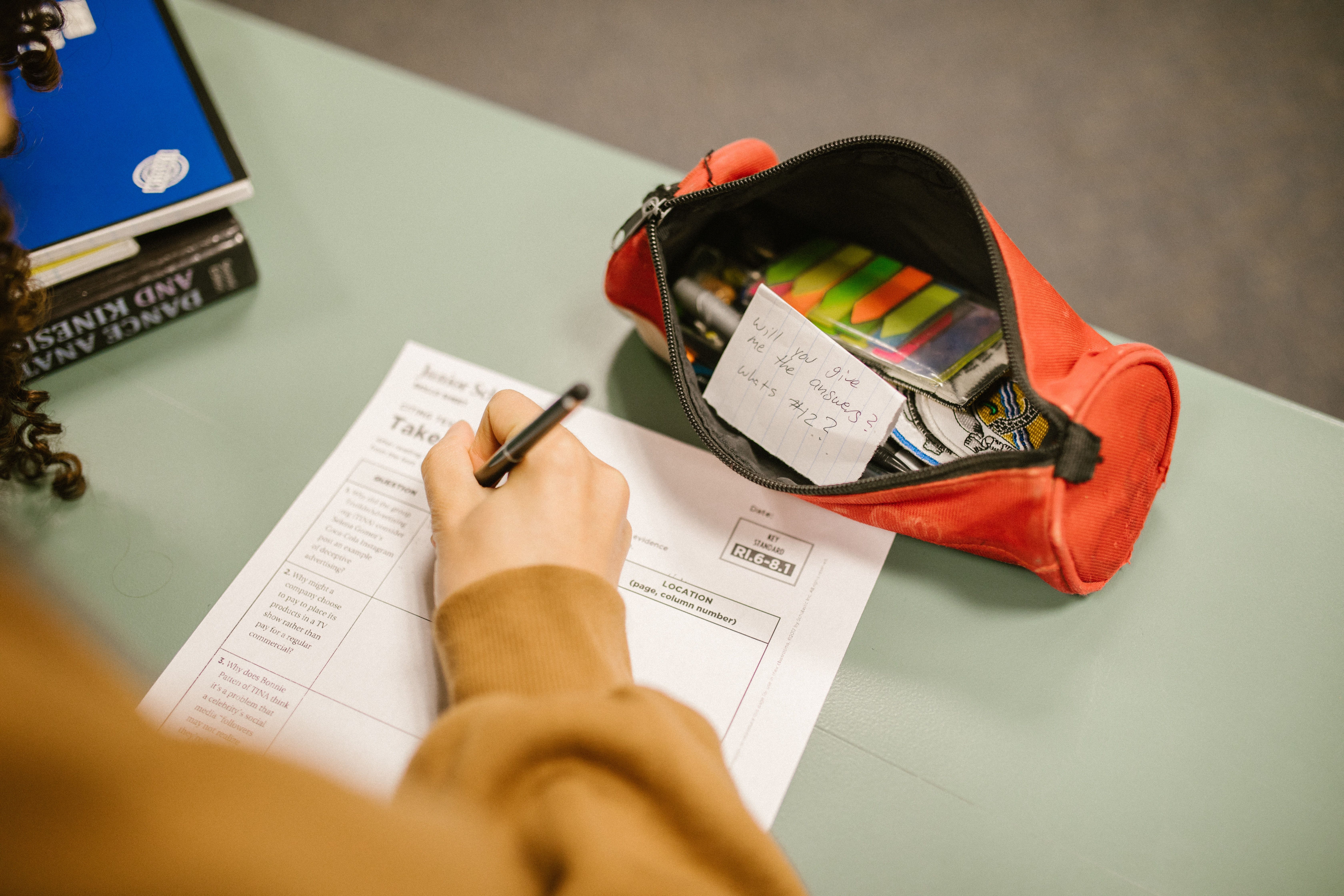 JUKSER: Blir du fristet til å jukse på prøver eller eksamen? Det kan få konsekvenser. Foto: RDNE/Pexels