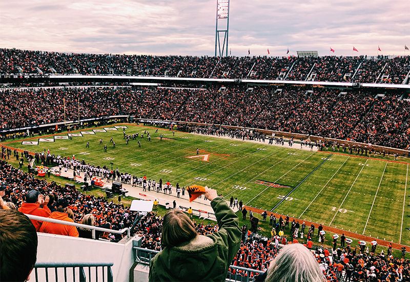 En stor stadion med publikum som ser på amerikansk fotball (Foto: Privat/ung.no)