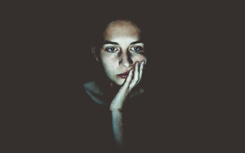 Jente som ser på skjerm. Foto: Unsplash / Niklas Hamann.