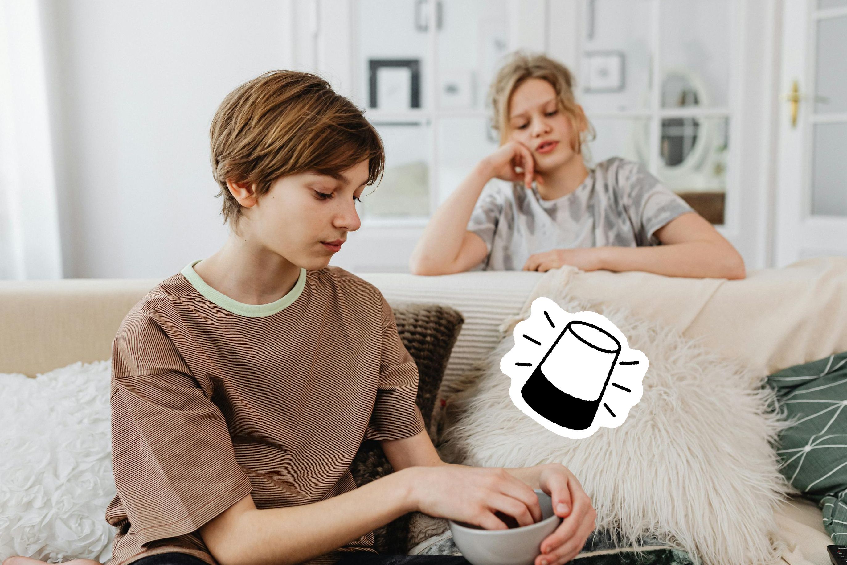 En tenåring sitter i sofaen og har hånden i en godteskål, mens en annen tenåring står bak sofaen og ser på med et betenkt uttrykk. Ved siden av godteskålen er en illustrasjon av en alarm som blinker.