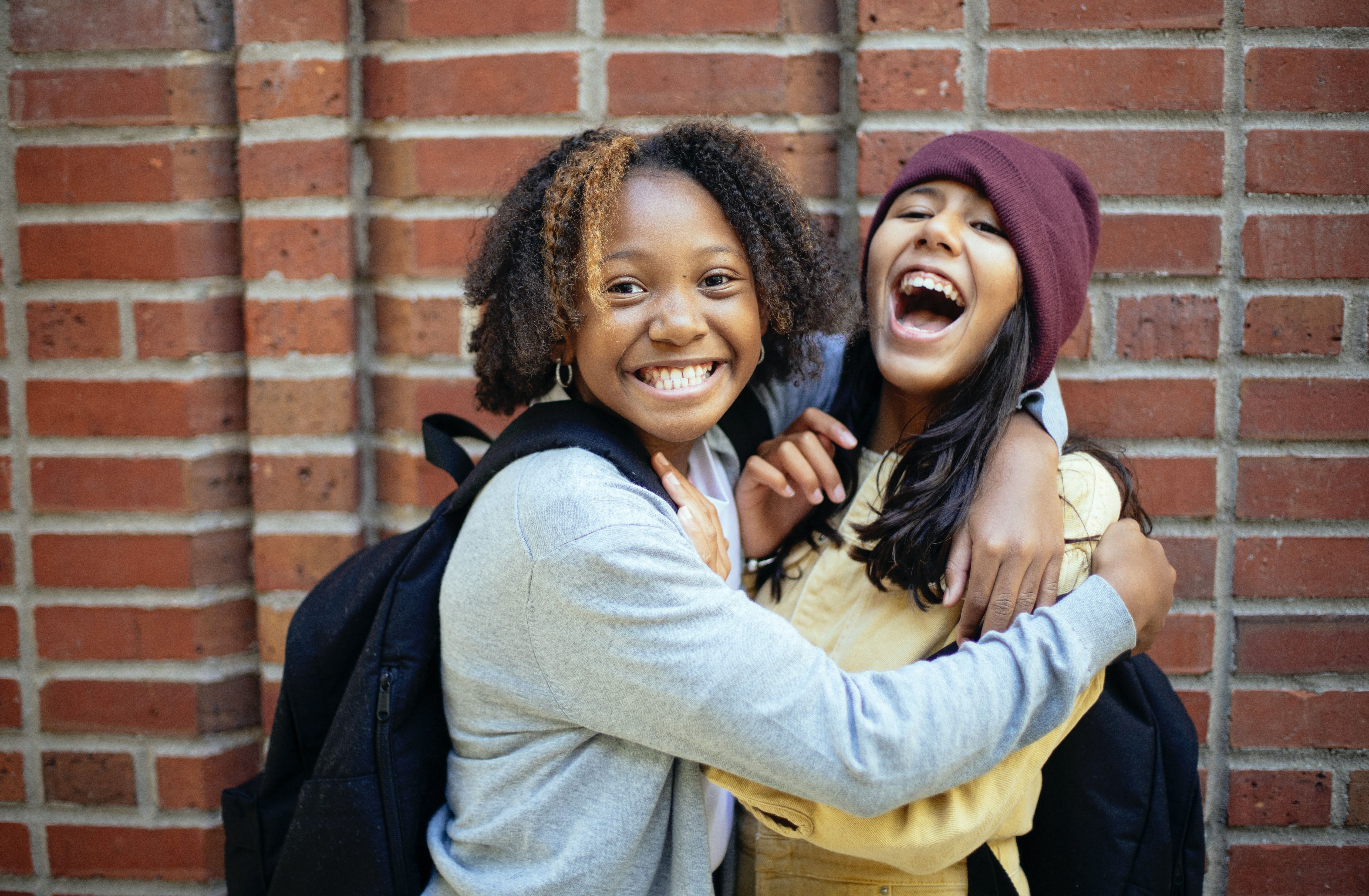 NYE VENNER: Ungdomsjournalist Rakel har noen tips til hvordan du kan få deg nye venner. (Foto: Mary Taylor/ Pexels).