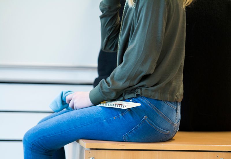 Jente sitter i et klasserom (colourboxcom)