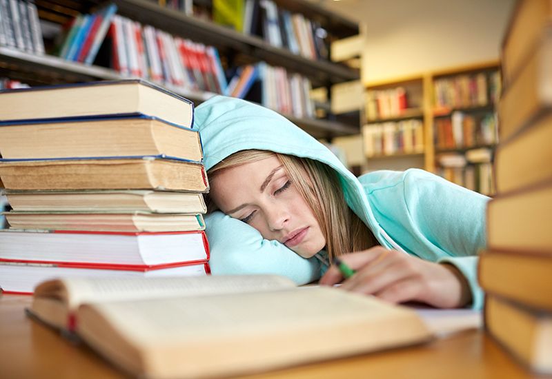 Jente sover på biblioteket (colourbox.com)