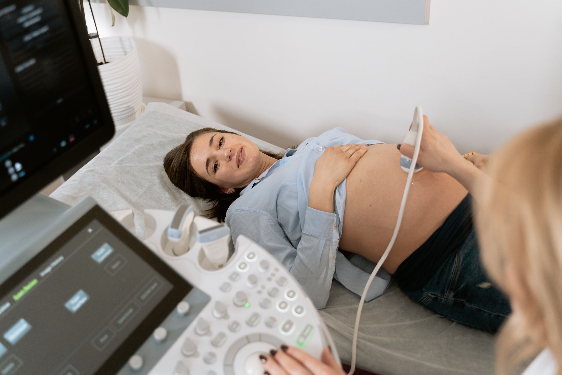 Gravid kvinne på ultralydundersøkelse.