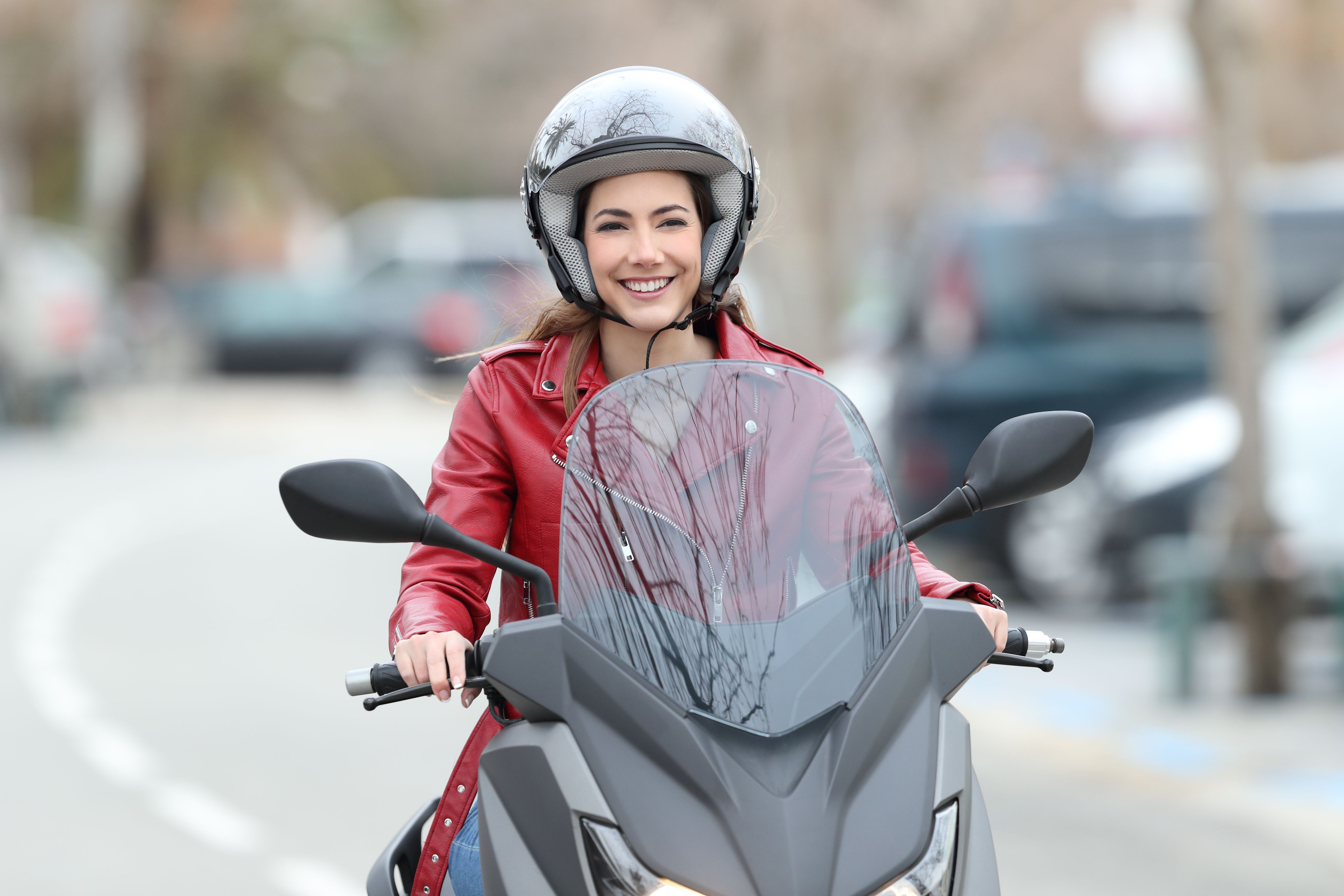 HUSK: Når du øver på moped/scooter må du blant annet kunne vise at du har fullført trafikalt grunnkurs. (Foto: Colourbox)