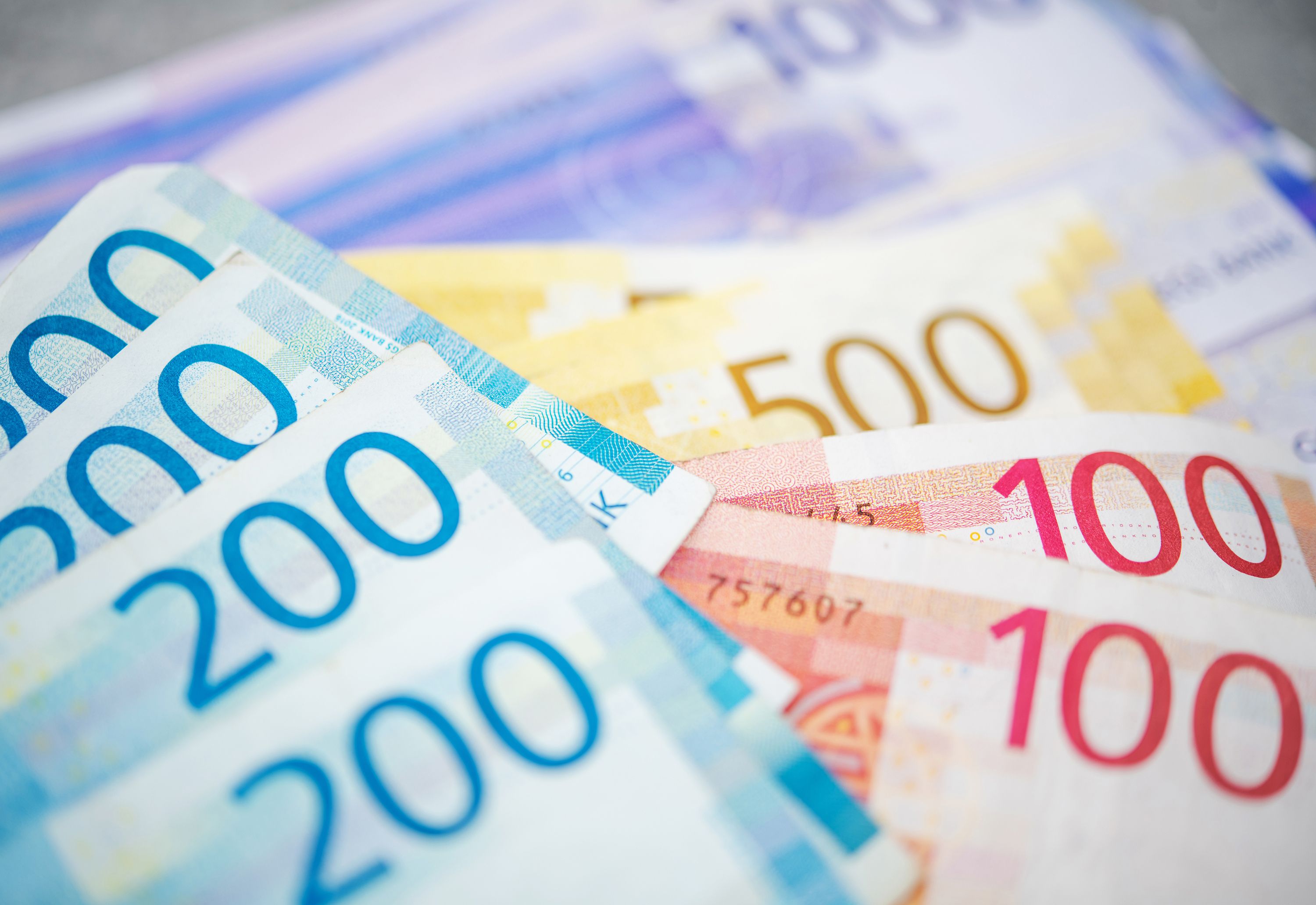 Bilde av norske sedler: 200-lapper, 100-lapper og 500-lapper