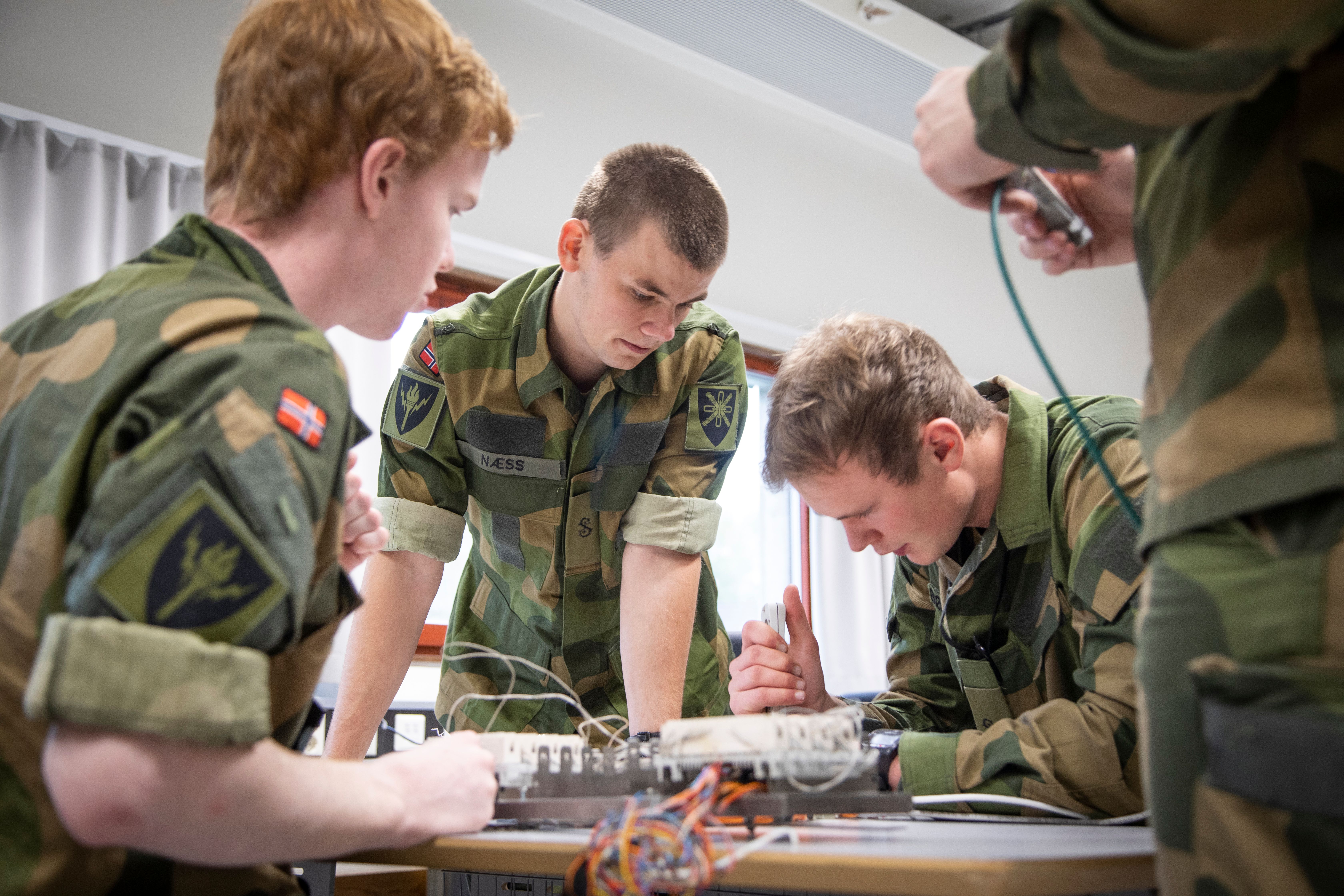 Bilde fra Forsvaret hvor et team med unge personer jobber sammen for å løse en oppgave