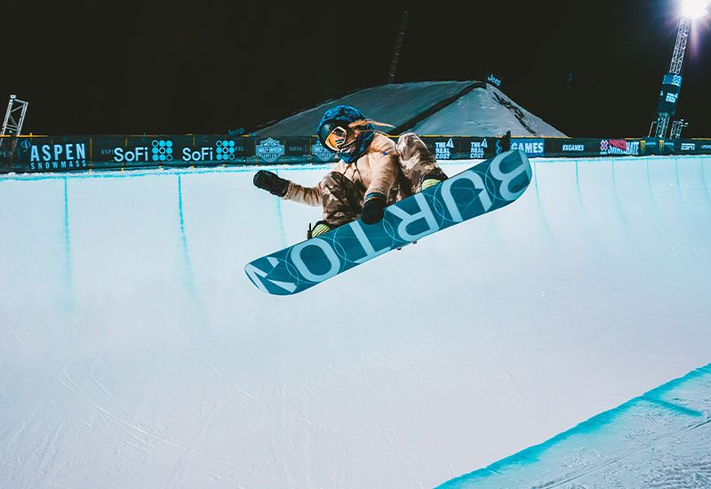 Snowboarder i half pipe (Foto: Unsplash)