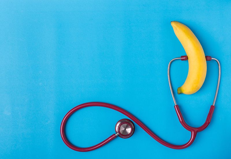 NORMALT: En underlivssjekk ser ikke helt slik ut, men for en lege er det like normalt å undersøke en penis som å spise en banan. Foto: Colourbox.