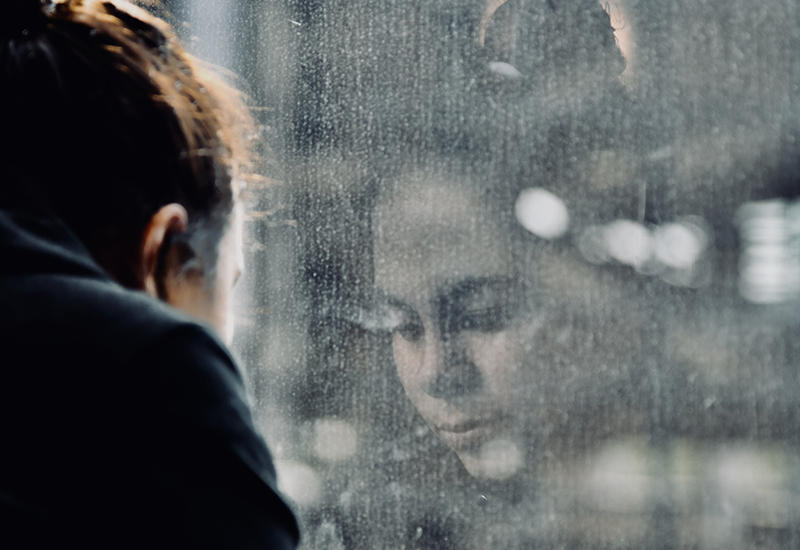 Ensom jente i vindu (www.unsplash.com)