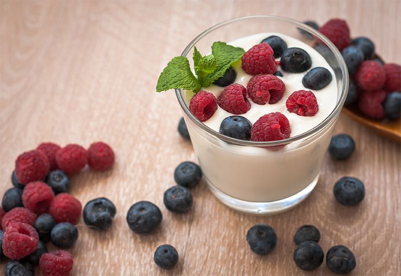Skål med yoghurt og bær er en god måte å dempe søtsuget ditt på