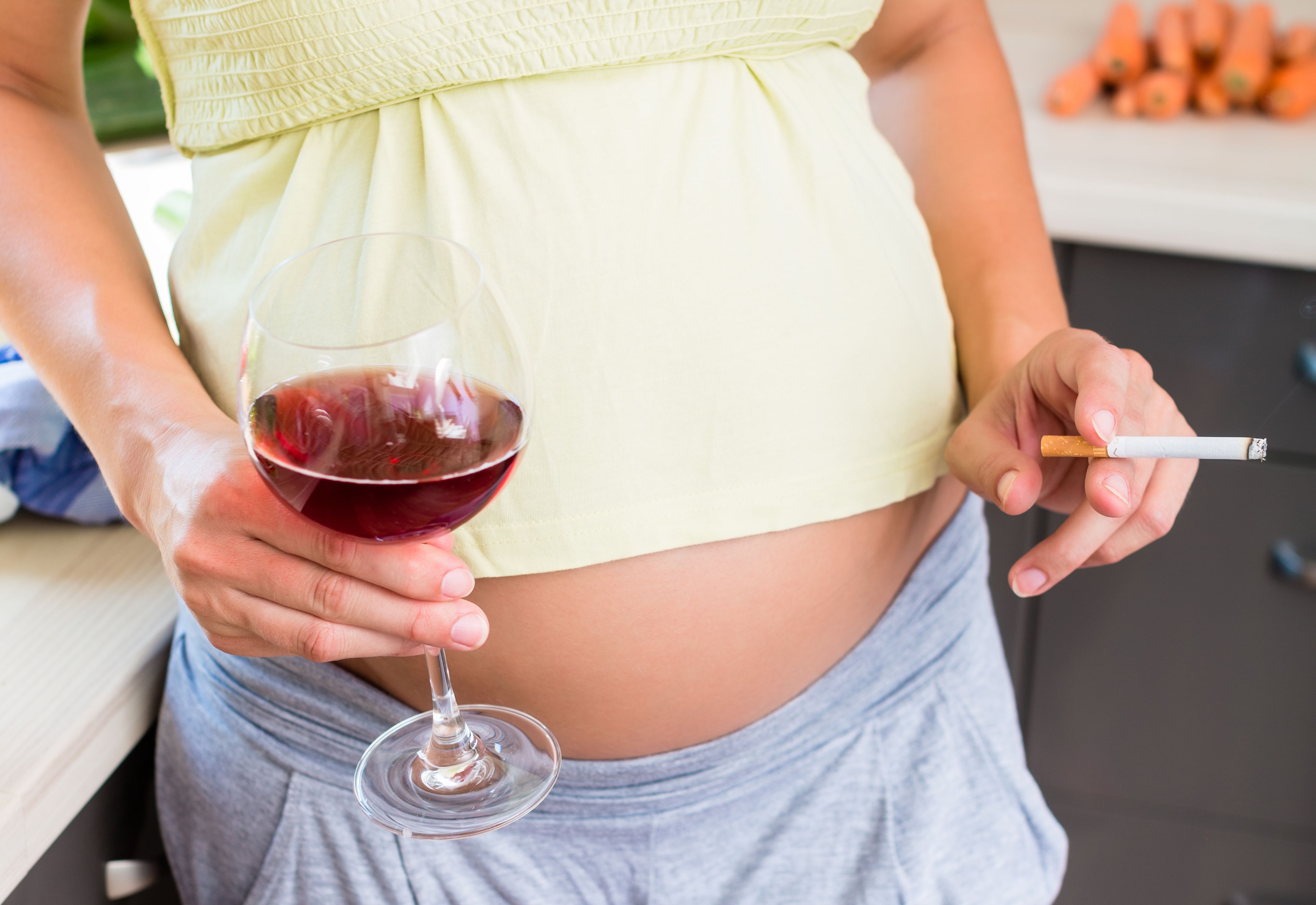 IKKE TRYGT: Å drikke alkohol eller røyke når du er gravid kan være skadelig for barnet, og kan føre til hjerneskader og misdannelser hos fosteret. Foto: colourbox