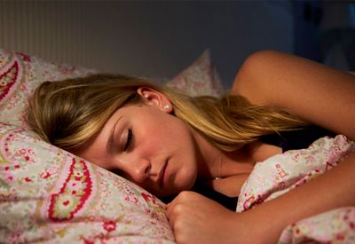 Jente sover i seng (colourbox.com)