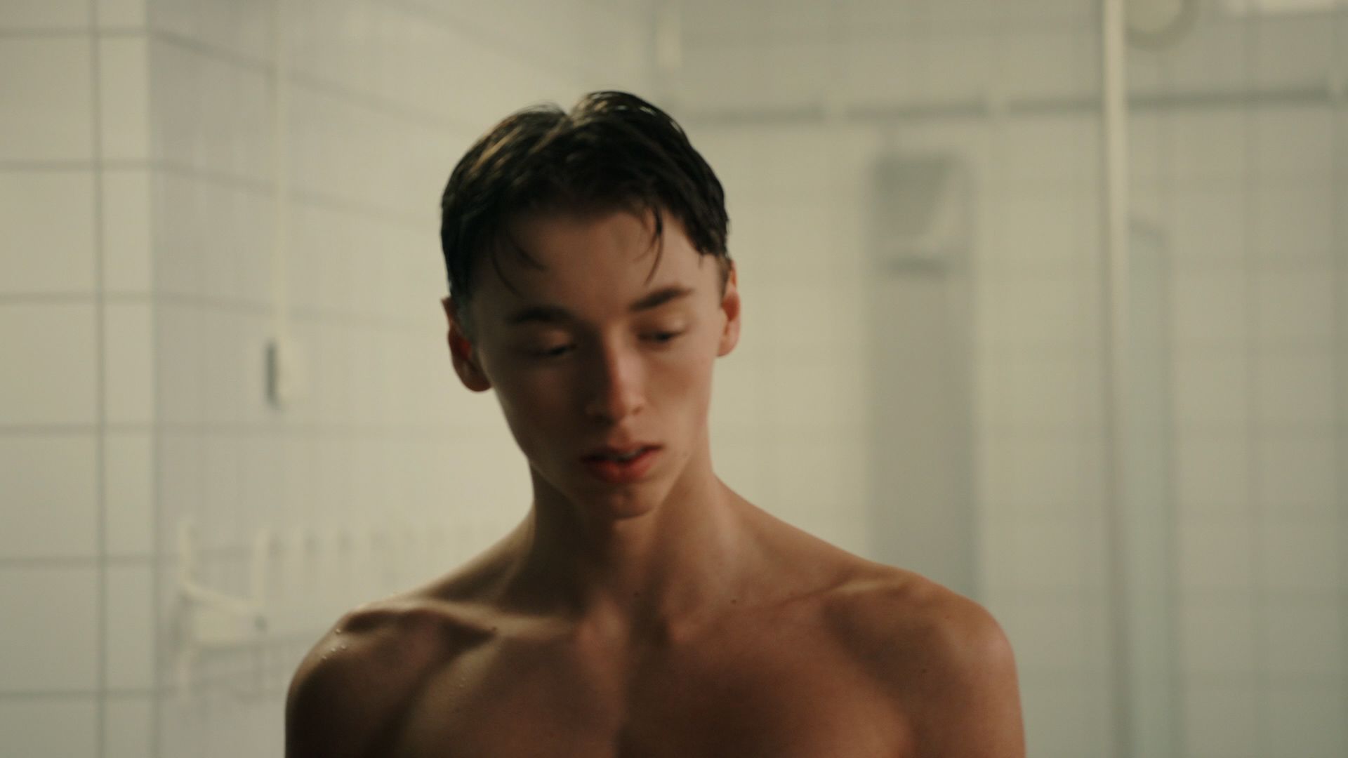 Stillbilde av en ung gutt fra filmen «Fortellinger fra dusjen» som handler om undgommers usikkerhet rundt egen kropp og selvfølelse i skolegarderoben