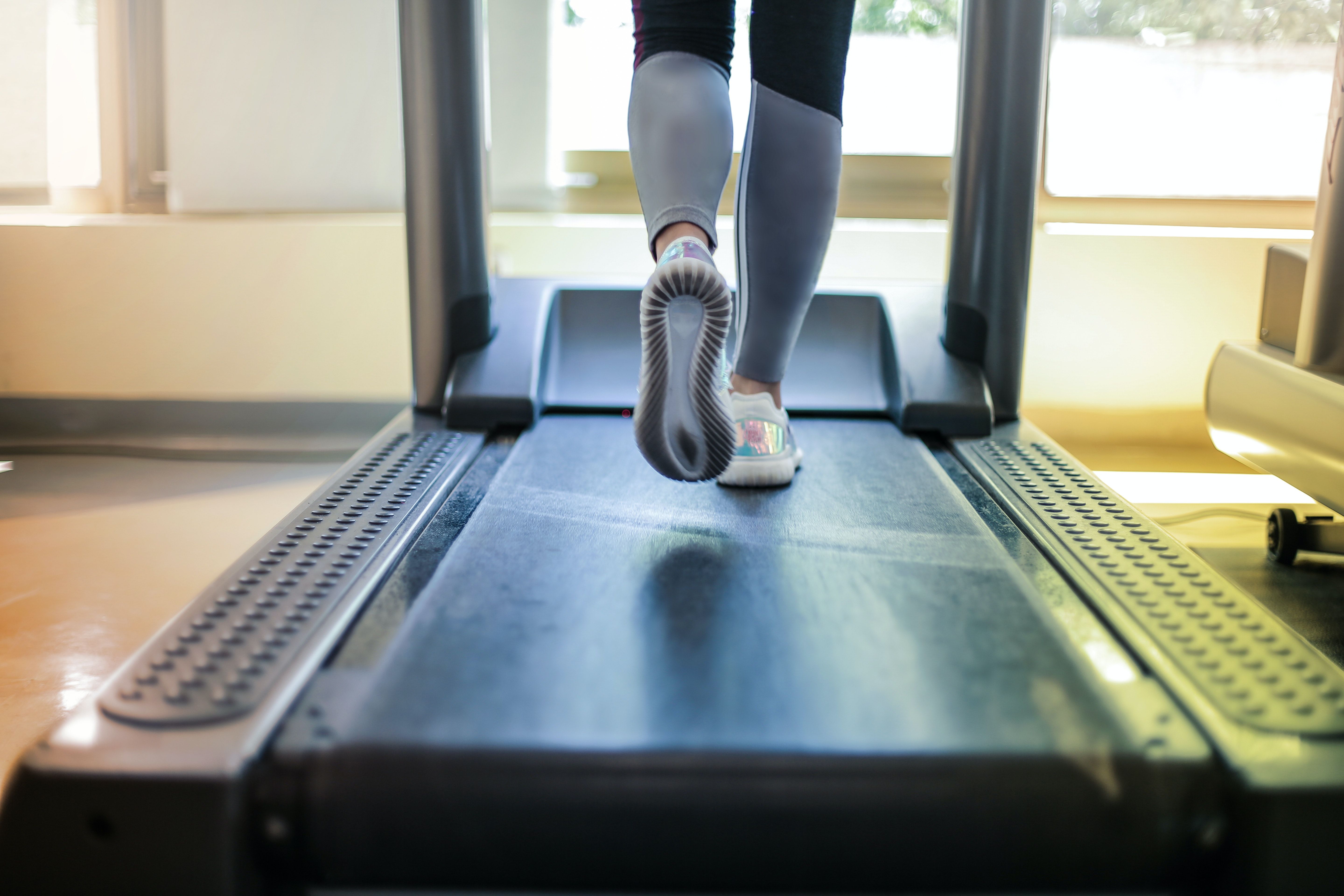 OPPVARMING: Å jogge på tredemølle kan være en fin måte å varme opp kroppen før trening på. Foto: Pexels/Andrea Piacquadio