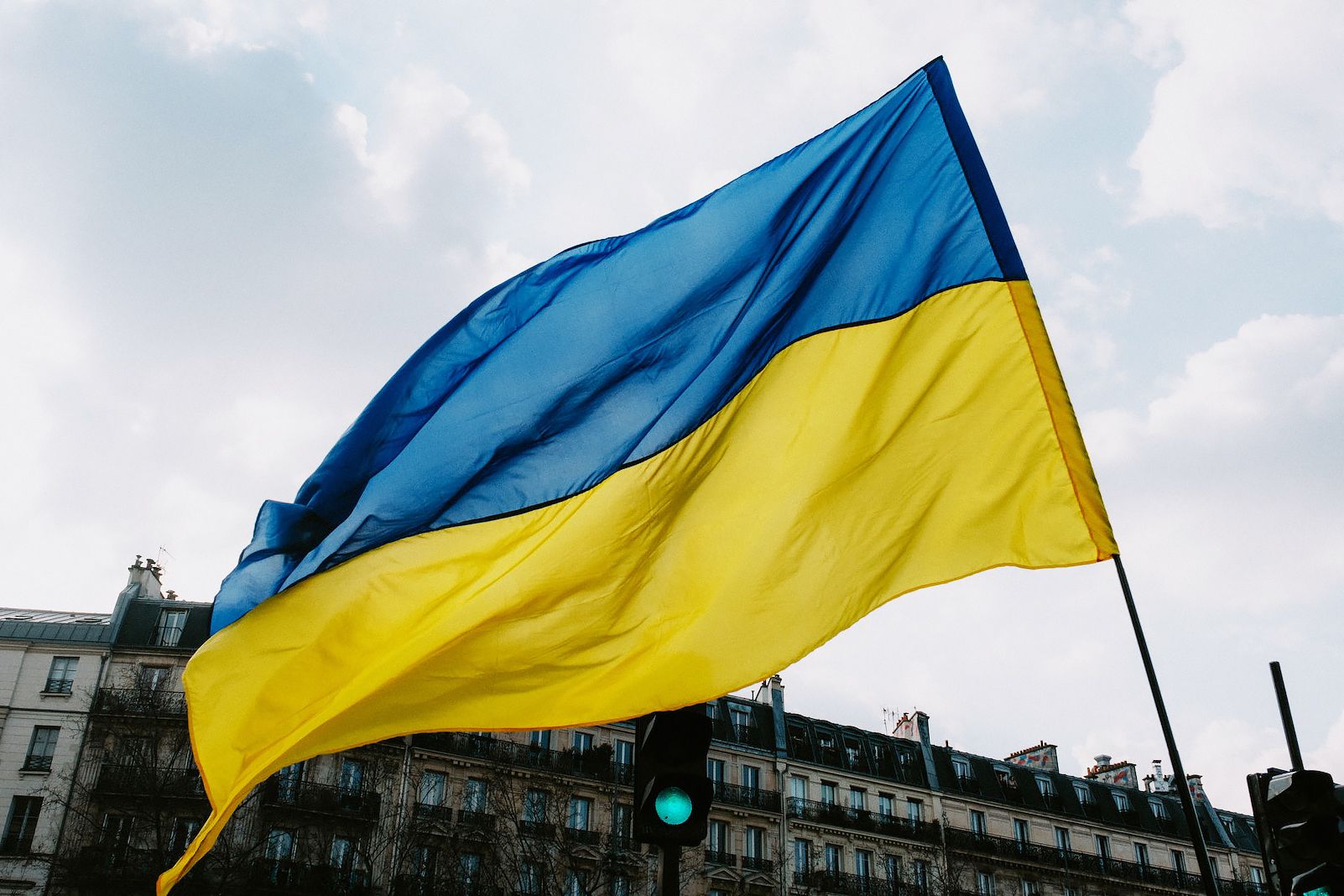Ukrainsk flagg som vaier i vinden.