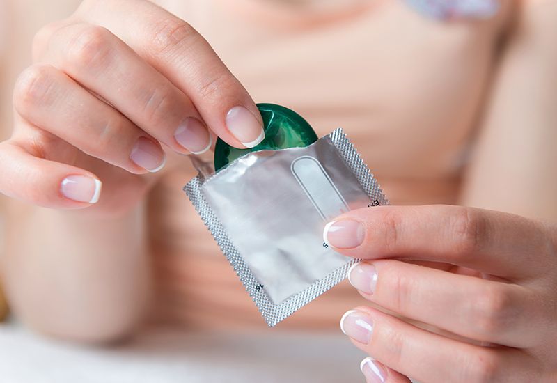 Jente holder et kondom (colourbox.com)