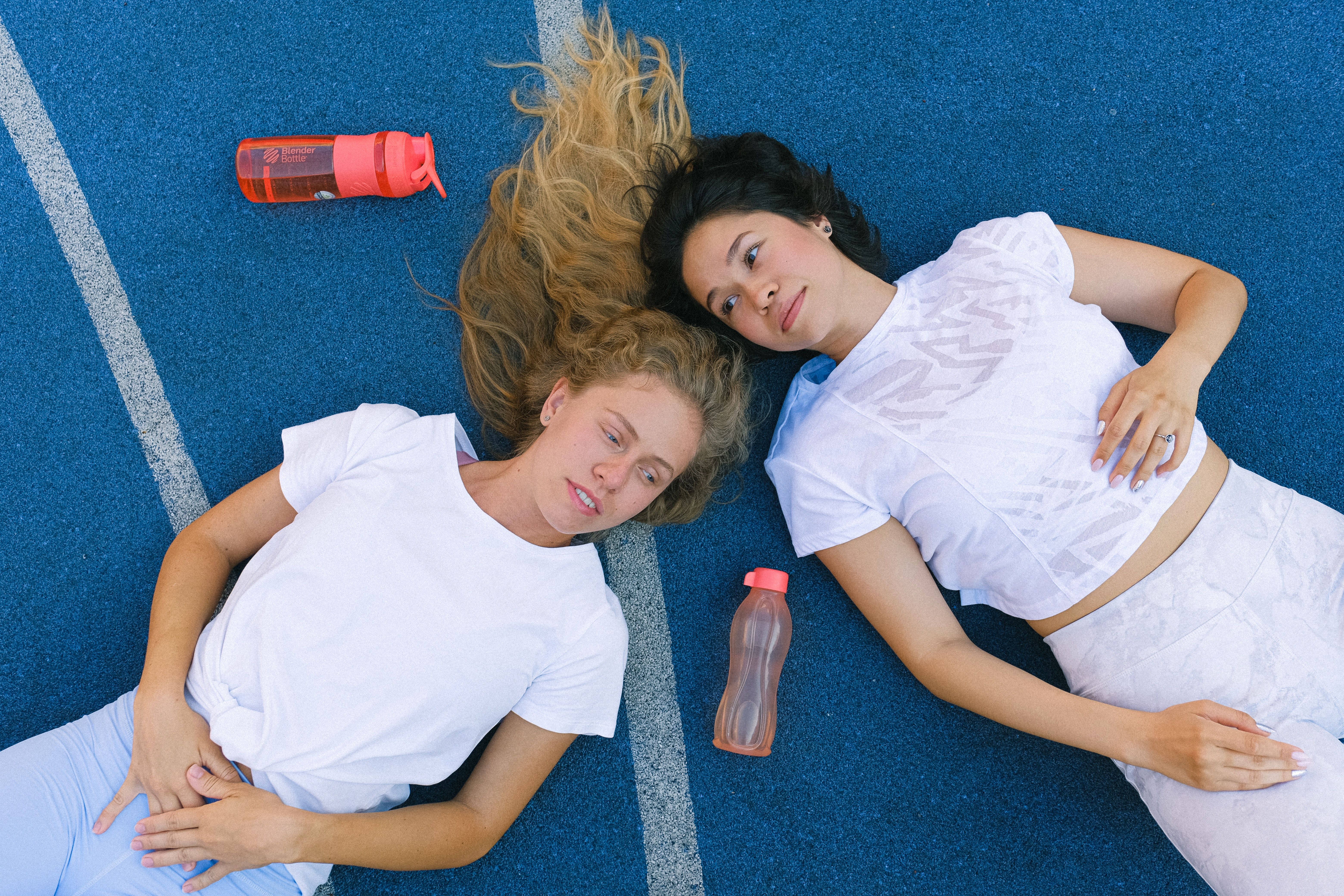 To jenter som hviler ut etter en treningsøkt.