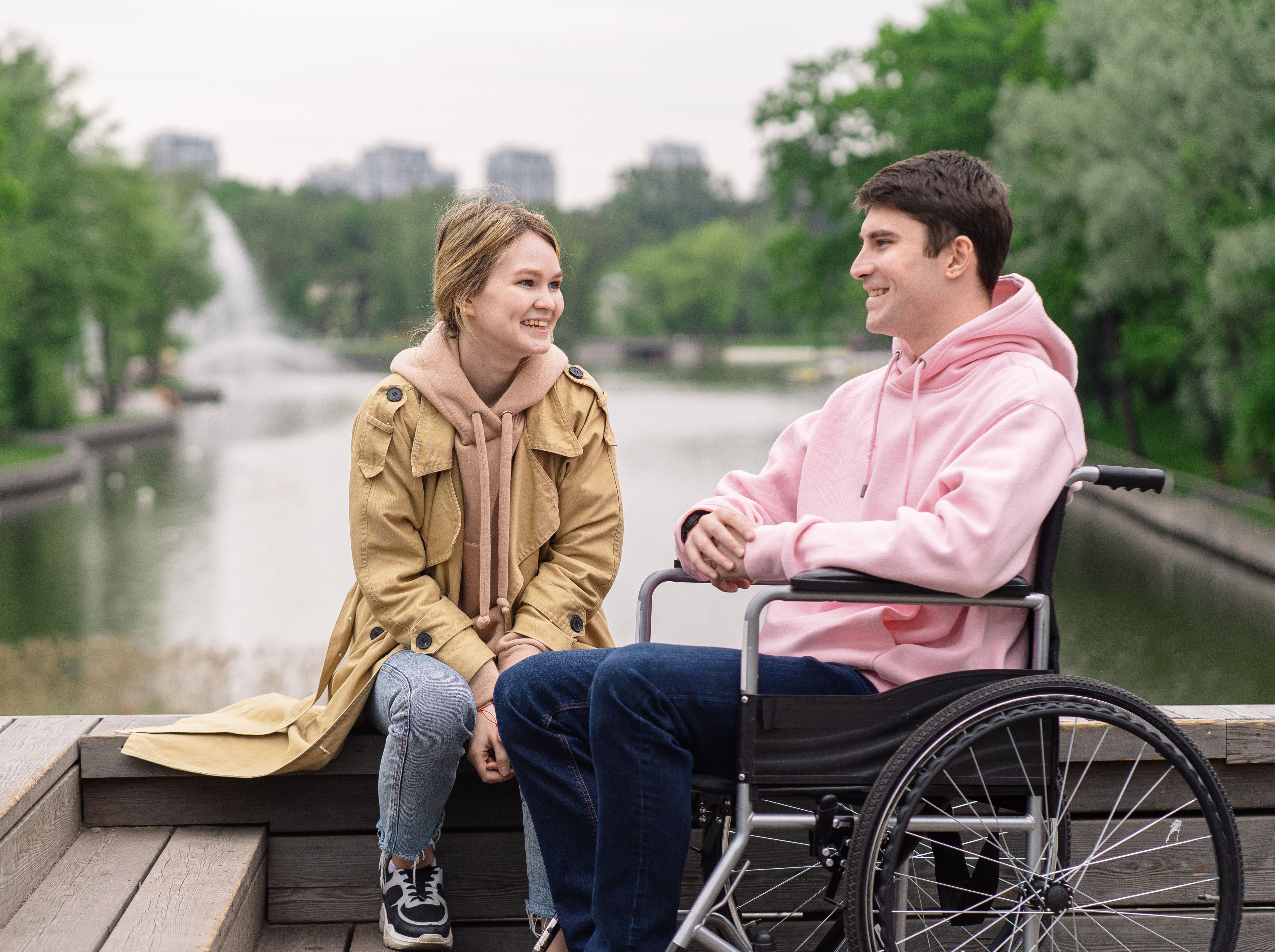 STØTTE: Som søster eller bror til en som er funksjonshemmet, er du en viktig støttespiller. (Foto: SHVETS/Pexels) 