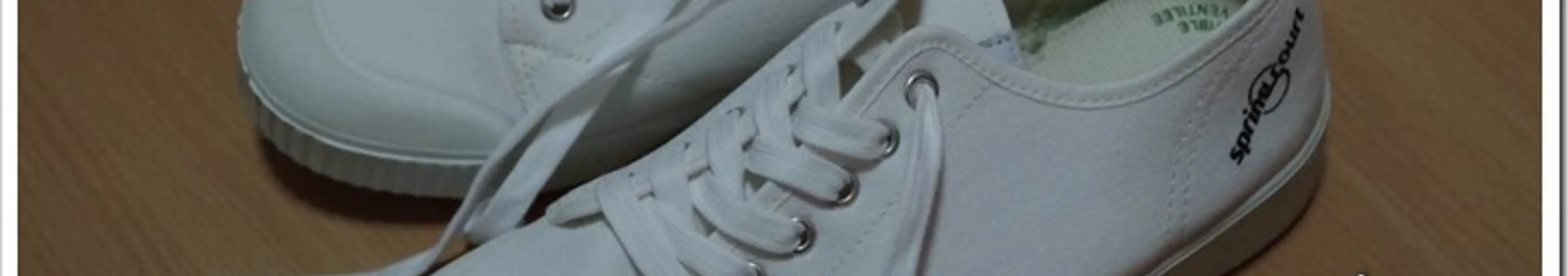 白スニーカーのブランドはスプリングコートのキャンバススニーカーがおすすめ