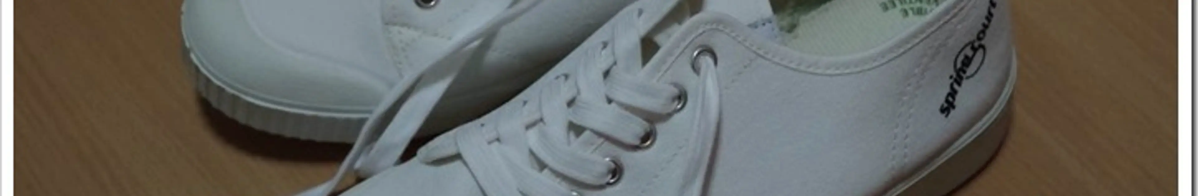 白スニーカーのブランドはスプリングコートのキャンバススニーカーがおすすめ