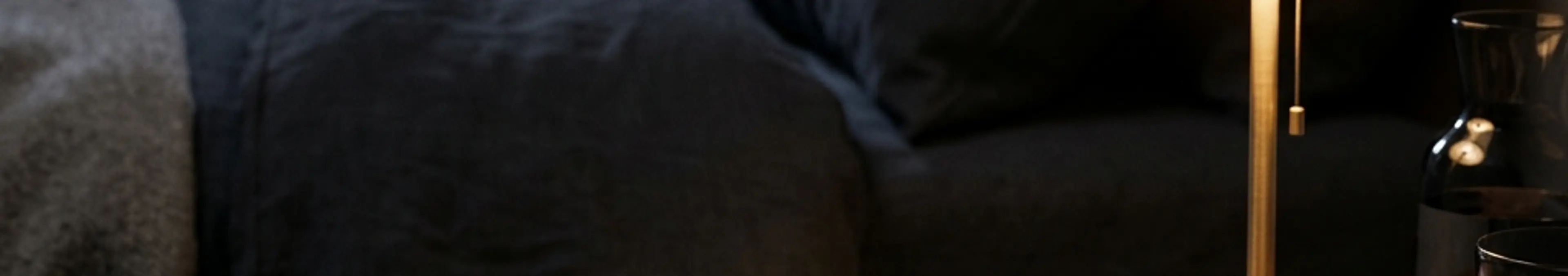 ベッドサイドテーブルの上に置かれたスタイリッシュな睡眠用耳栓Loop Quiet 2