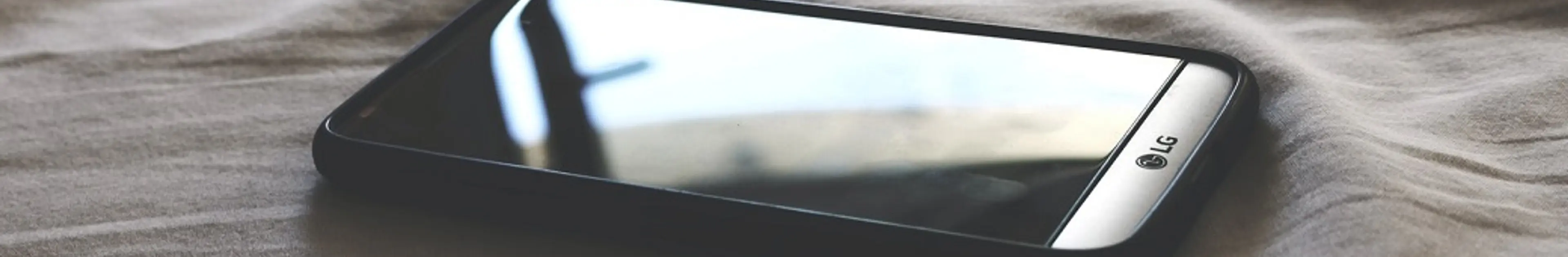 枕元のスマホを機内モードで電磁波カット:寝起きが冴える