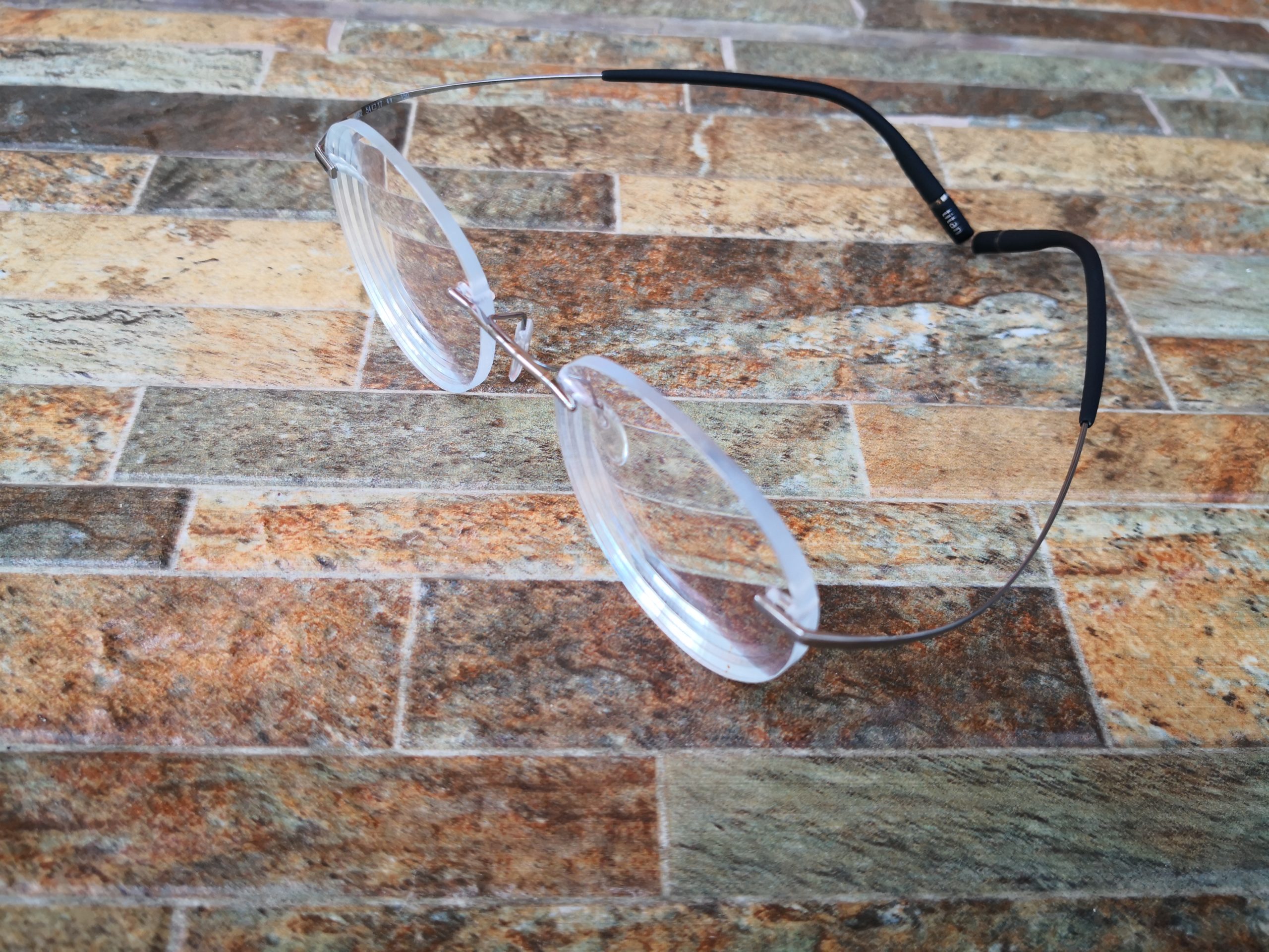 世界一軽いメガネ！Silhouetteのレビュー：最高リムレスの機能美がヤバイ