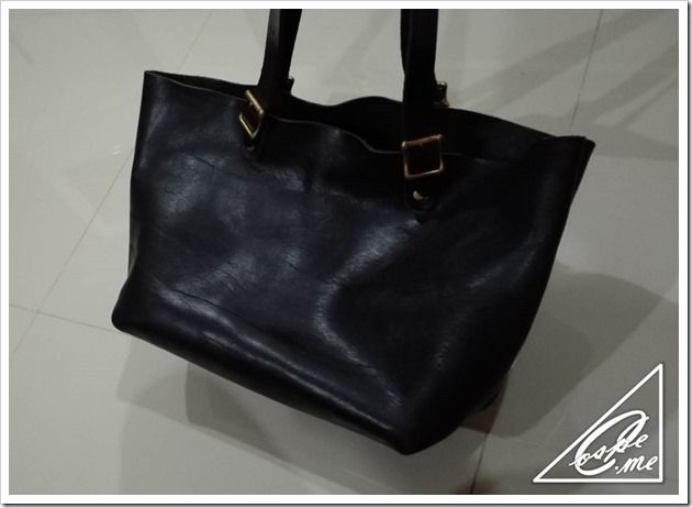 栃木レザーの最高級本革でワイルドなトートバッグをこれ見よがしに肩に掛ける俺