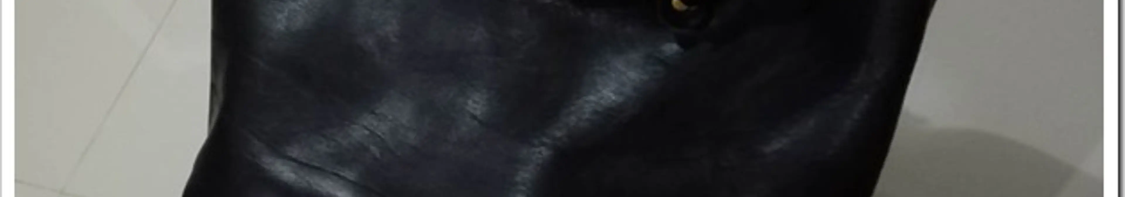 栃木レザーの最高級本革でワイルドなトートバッグをこれ見よがしに肩に掛ける俺