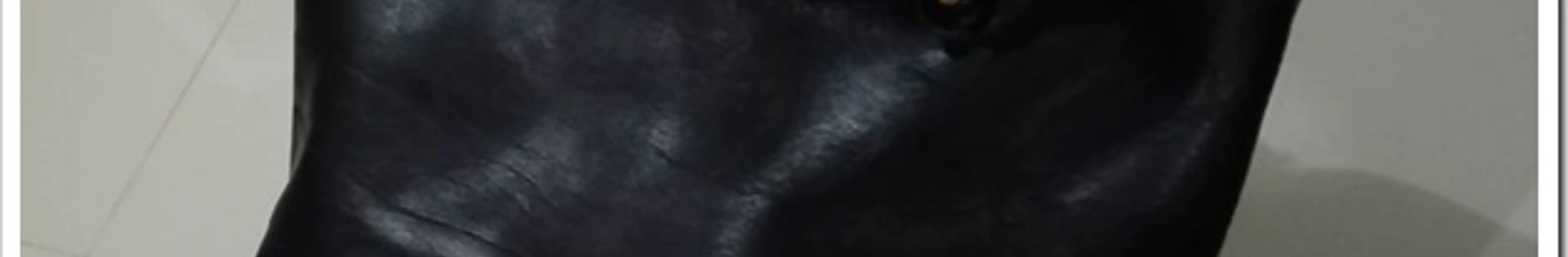 栃木レザーの最高級本革でワイルドなトートバッグをこれ見よがしに肩に掛ける俺