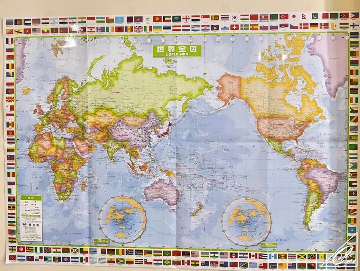 オジサンの俺氏が今から世界地図をリビングの壁に【穴・傷なし】貼って賢くなる