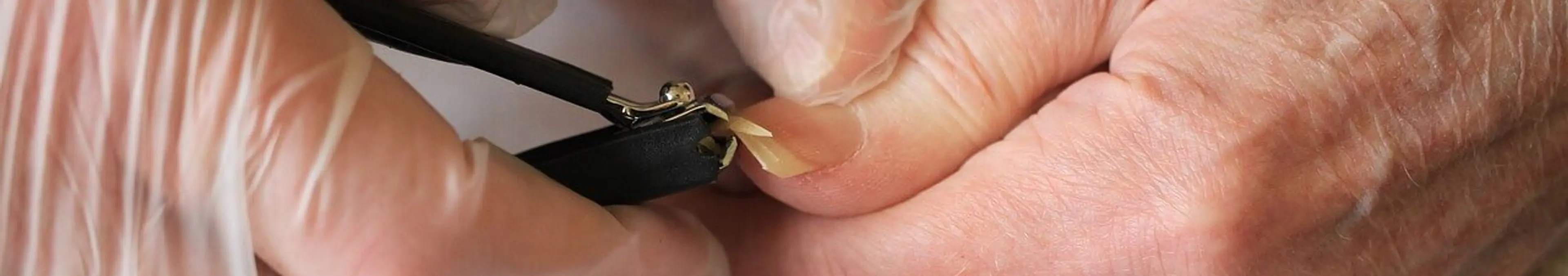 「歳をとると爪が早く伸びる」という迷信を科学的に解説