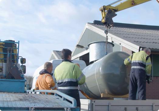 Placement of a gas tank with a crane