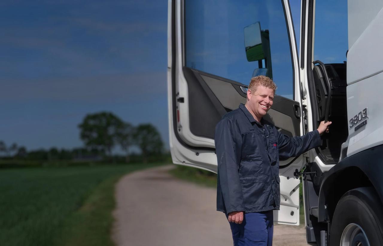 OK GAS chauffeur in gesprek met klant