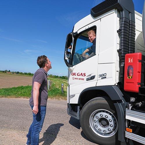 driver-customer-in-conversation