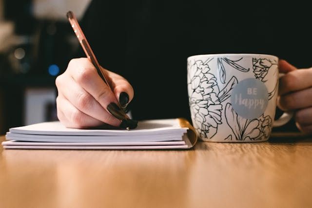 What You Need to Learn to Become a Copywriter and Land a Job