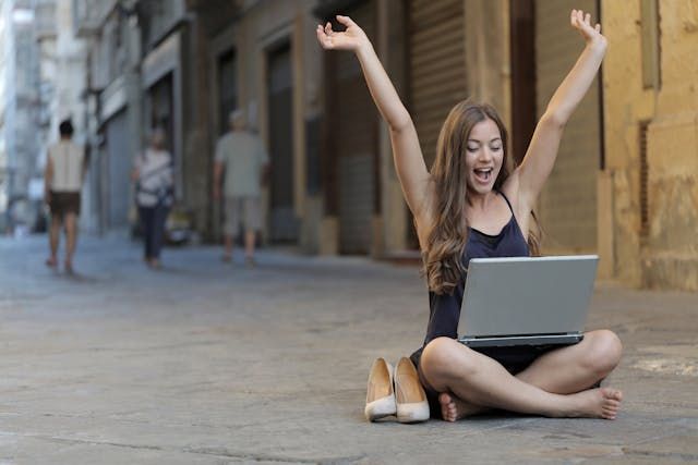 Freelancing vs. Full-Time Employment: Pros and Cons