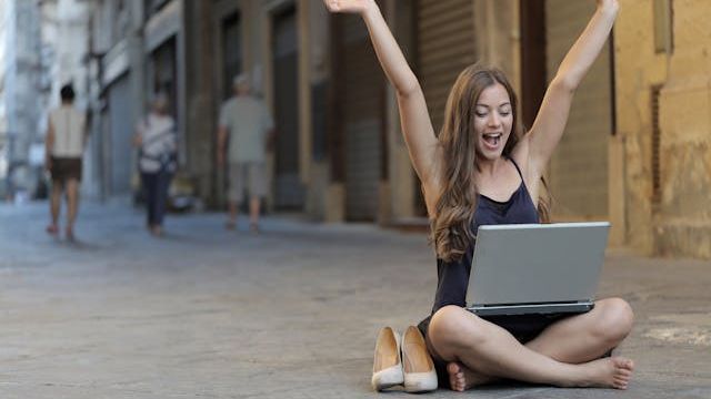 Freelancing vs. Full-Time Employment: Pros and Cons