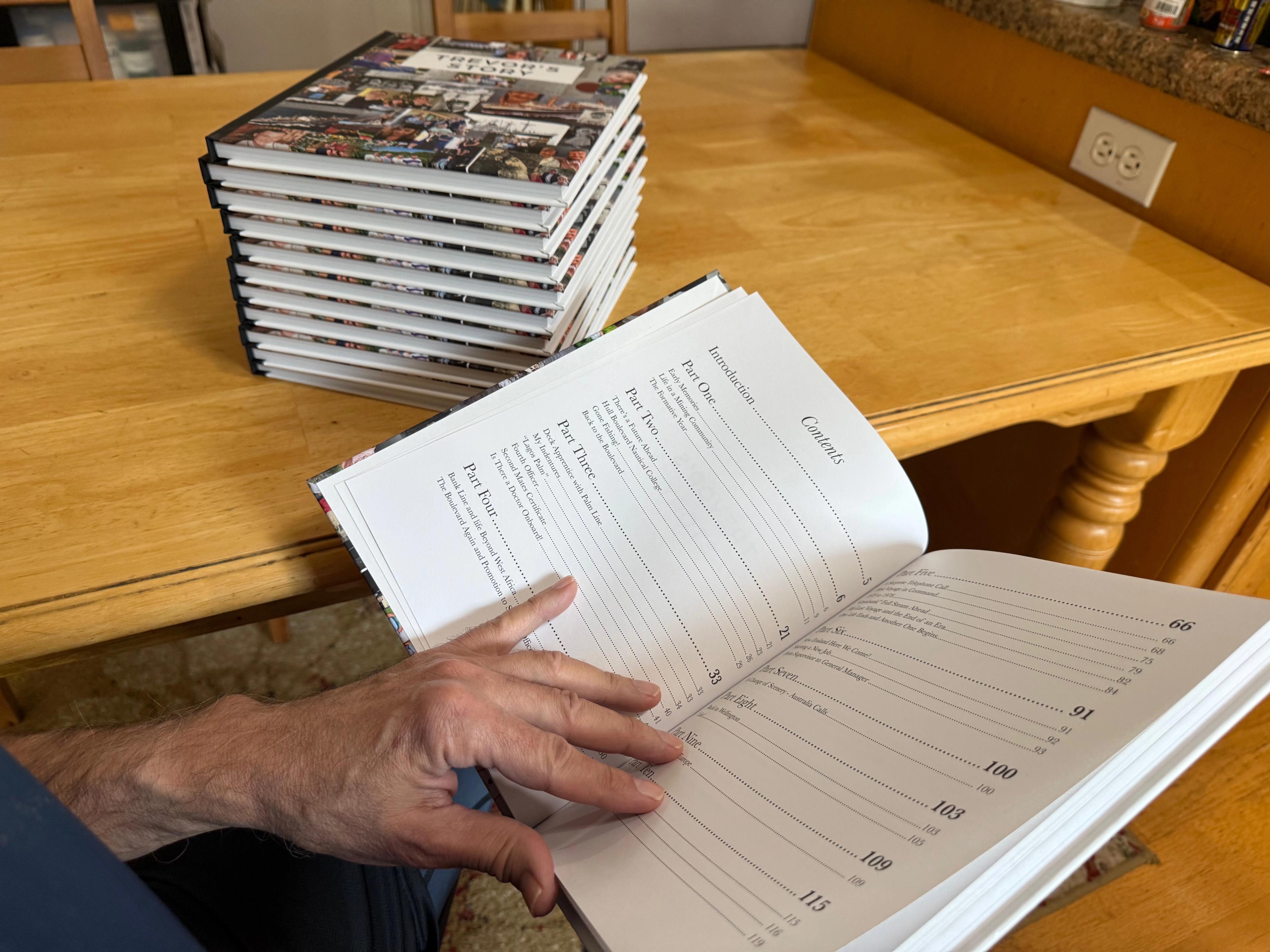 Someone with an open memoir on the contents page