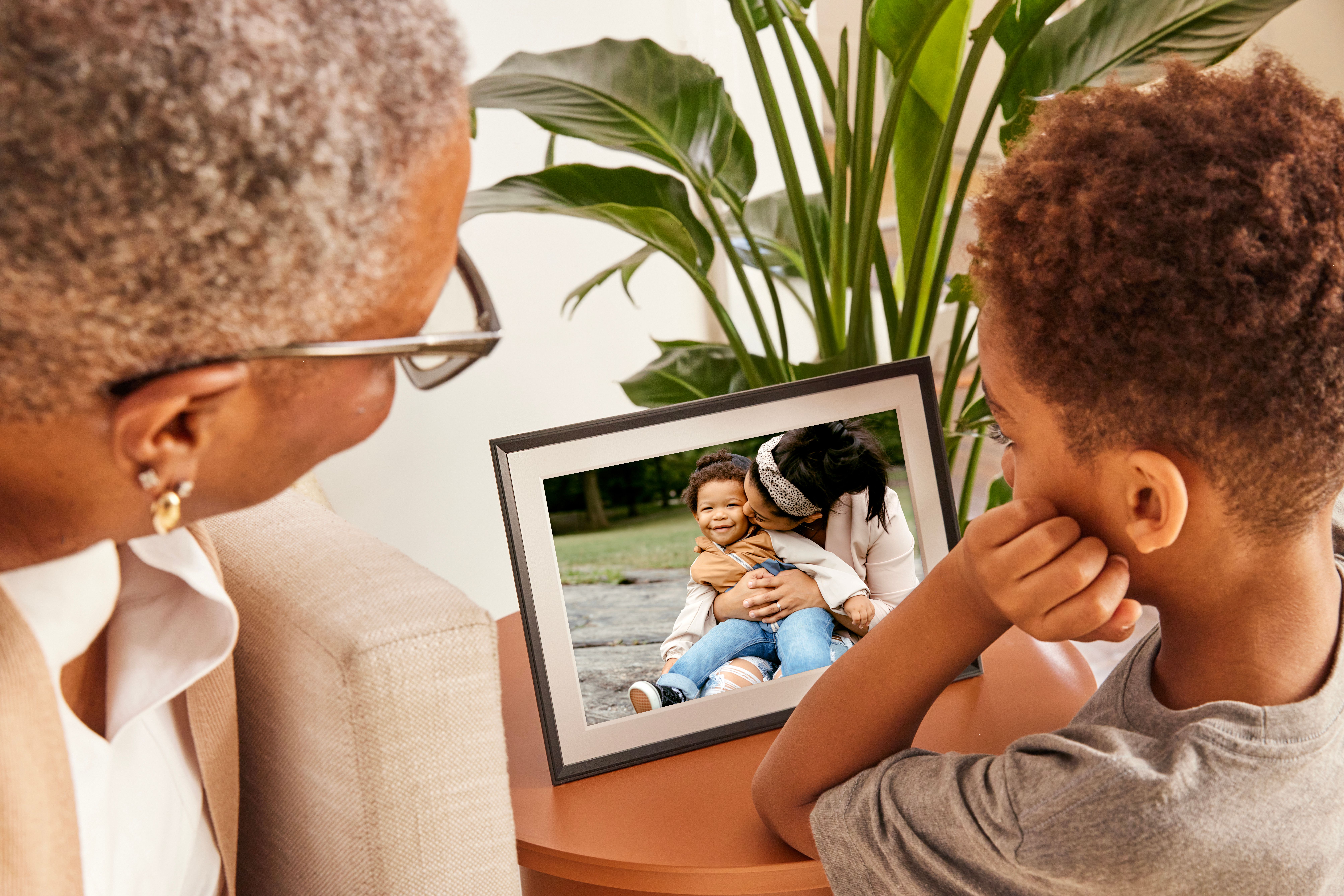 Aura Frames lifestyle photography by Bill Gentle