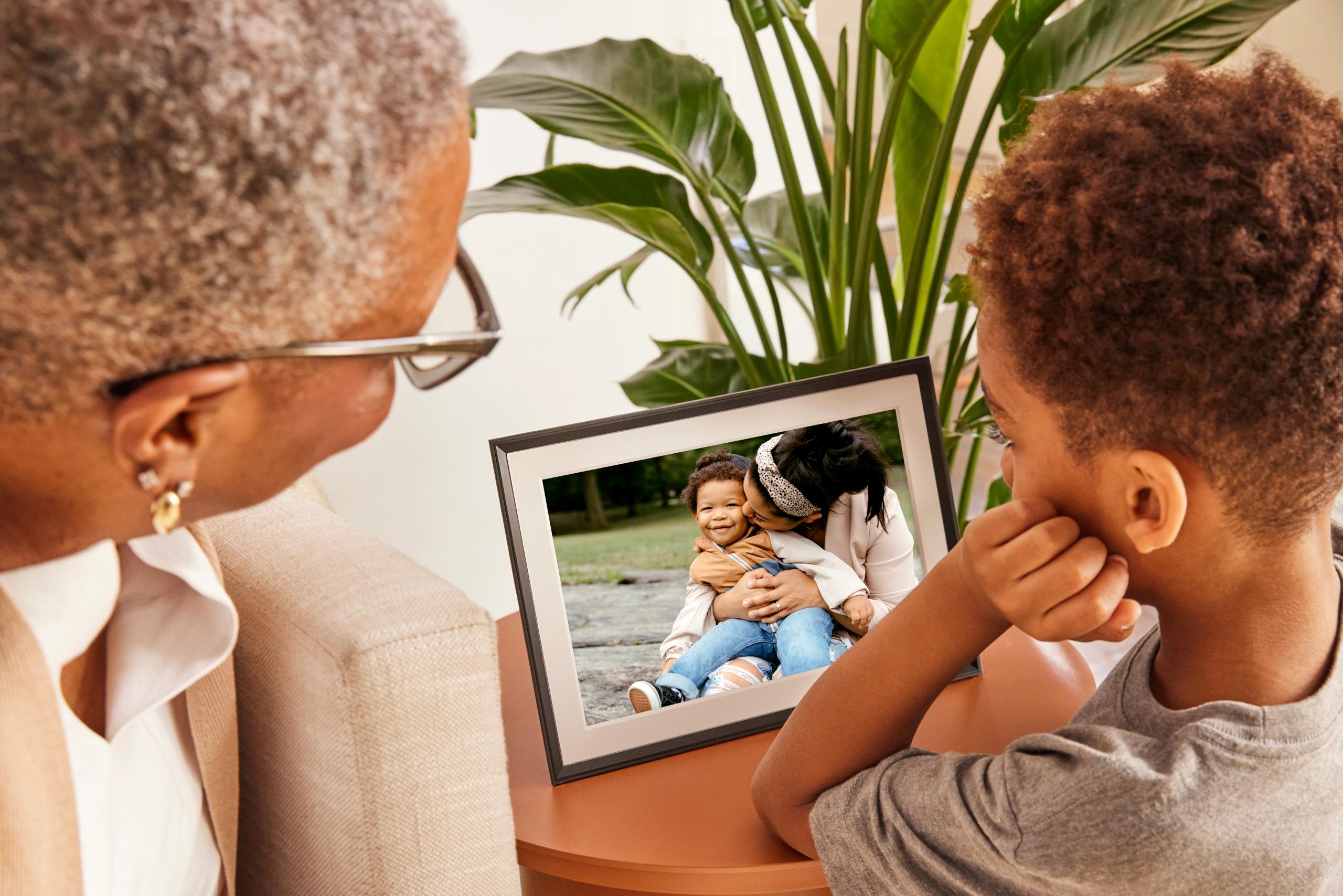 Aura Frames lifestyle photography by Bill Gentle