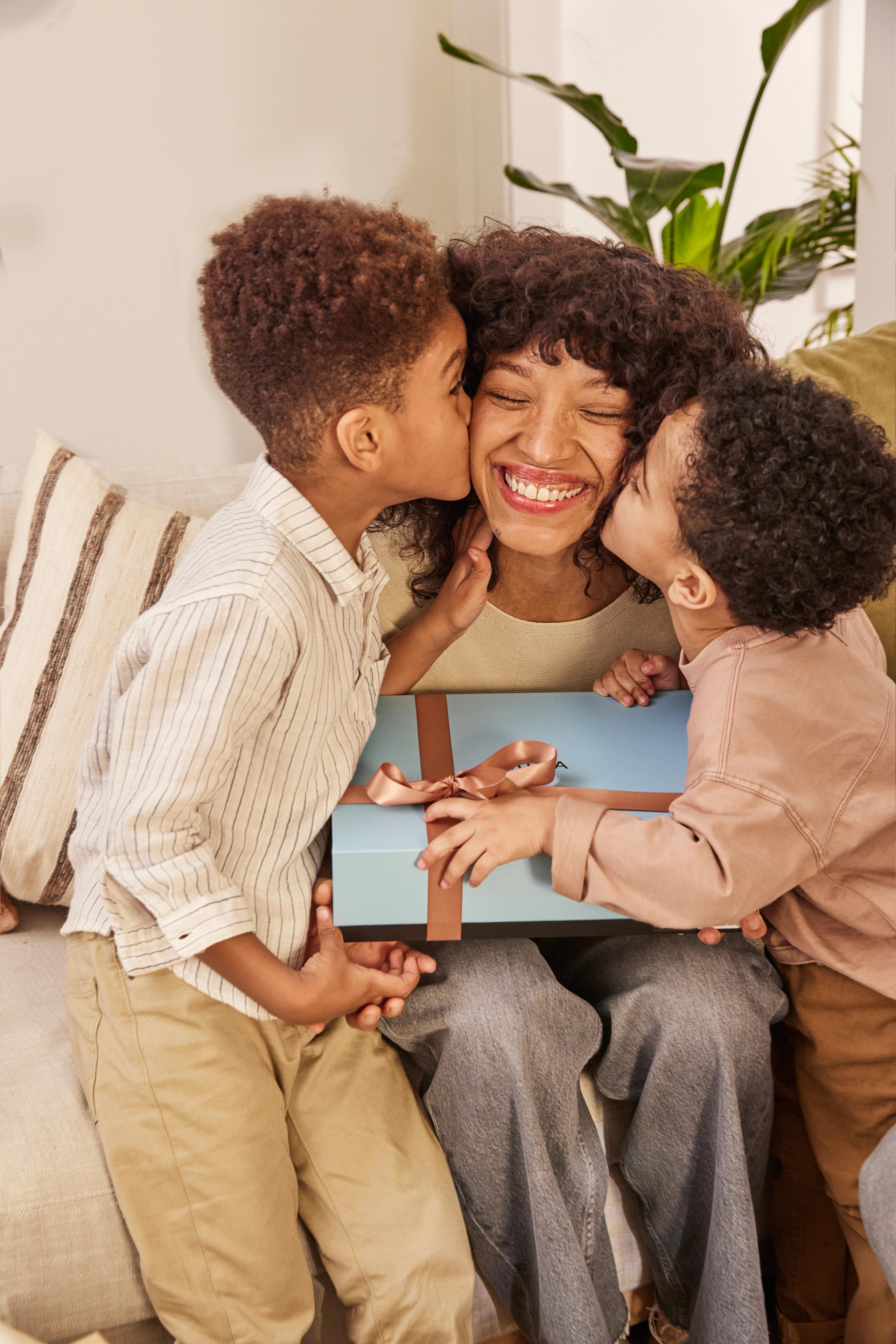 Aura Frames lifestyle photography by Bill Gentle