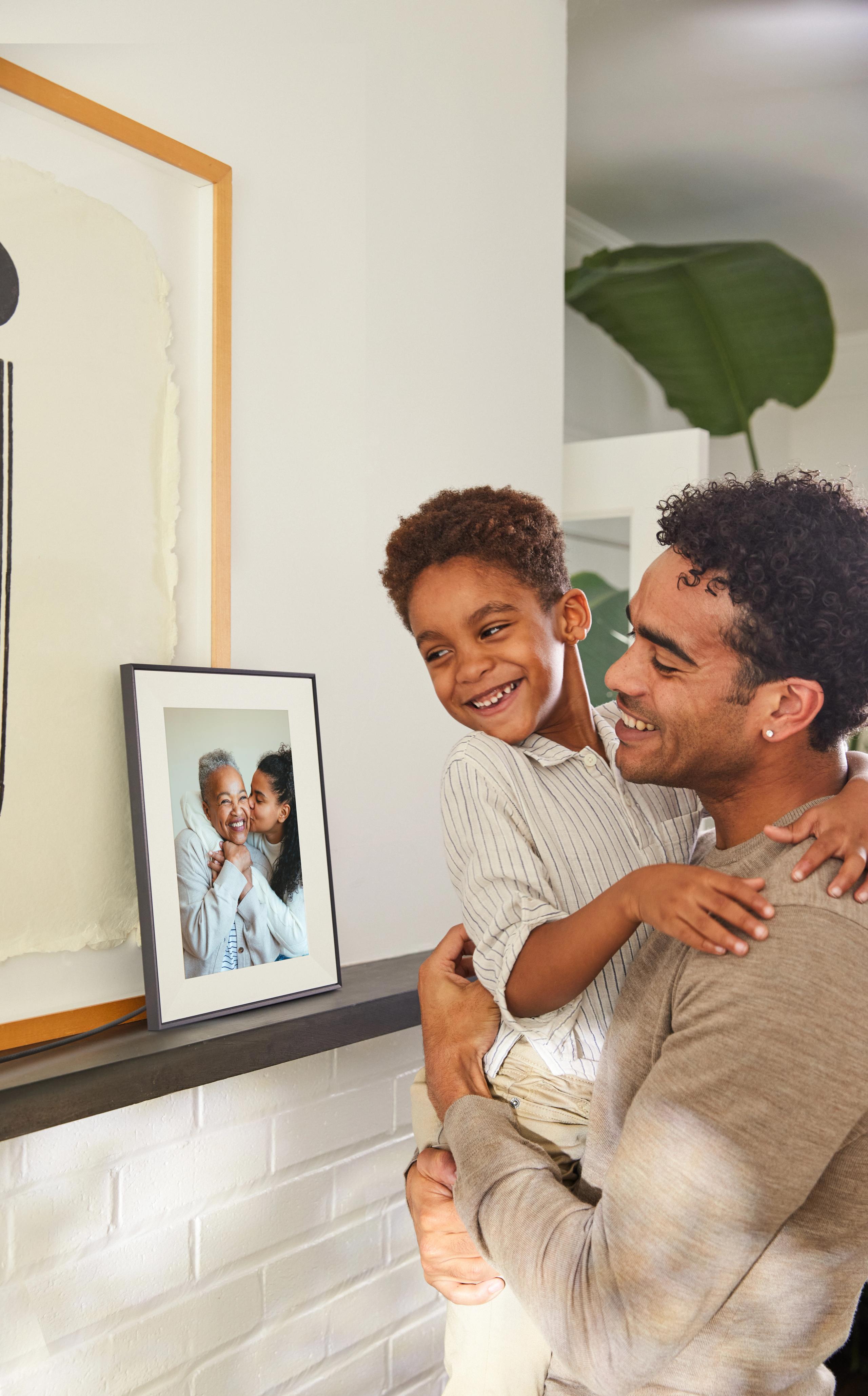 Aura Frames lifestyle photography by Bill Gentle