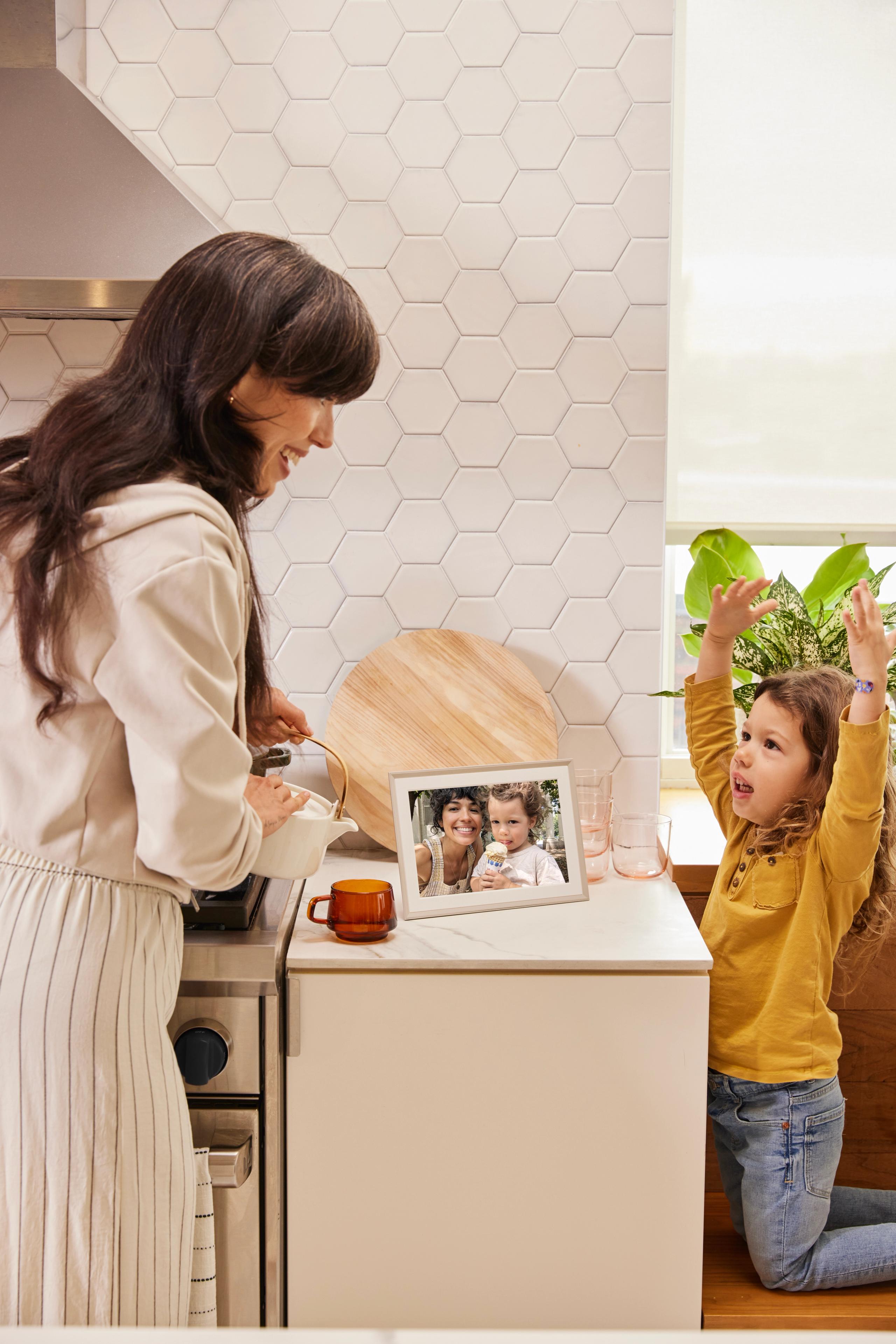 Aura Frames lifestyle photography by Bill Gentle