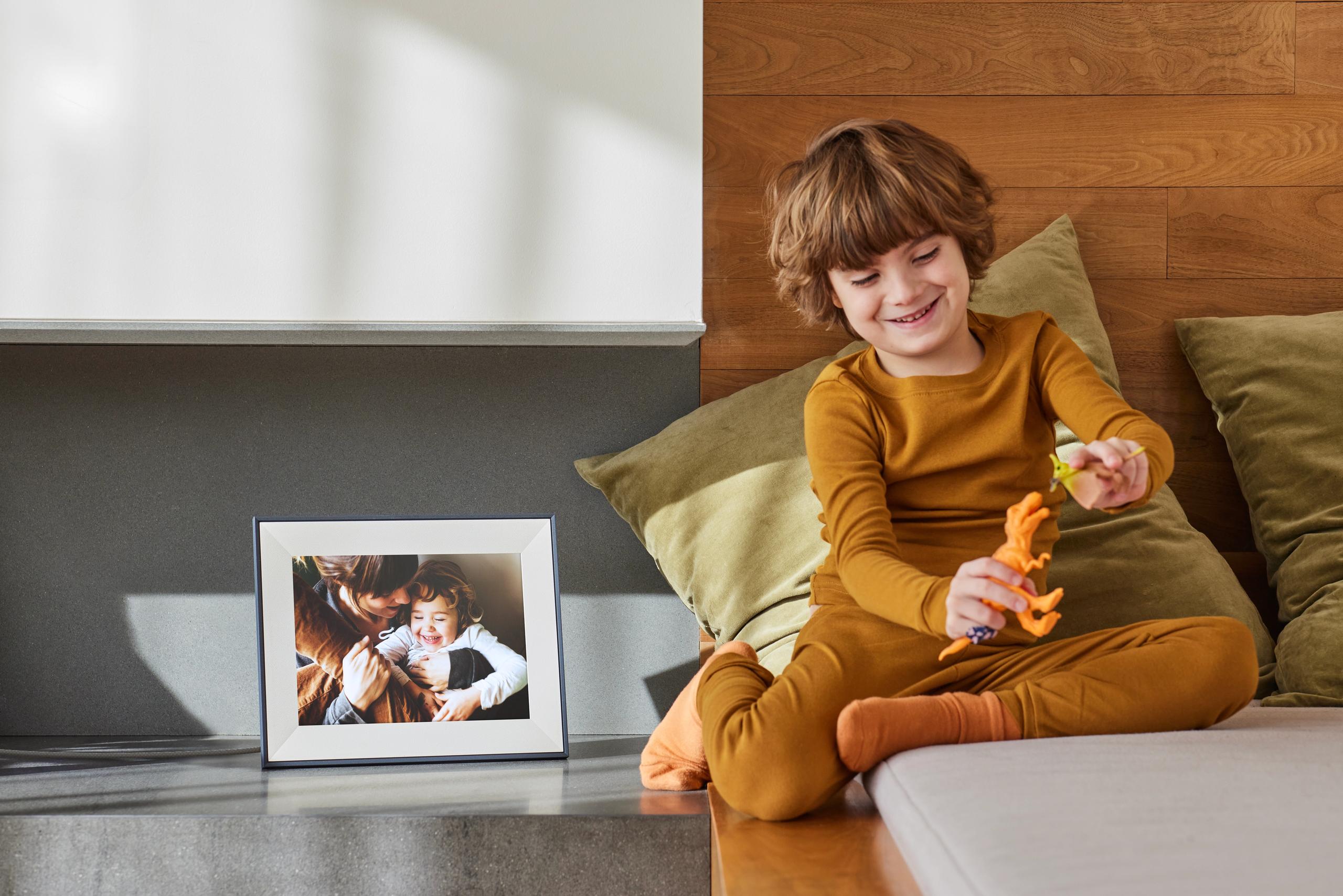 Aura Frames lifestyle photography by Bill Gentle